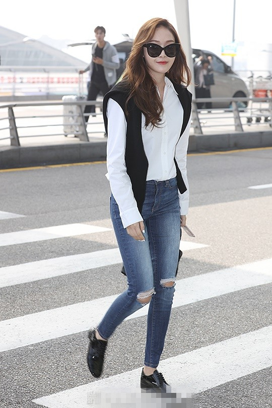 Jessica現身機場赴上海時裝周 白襯衣牛仔褲黑超遮面【組圖】
