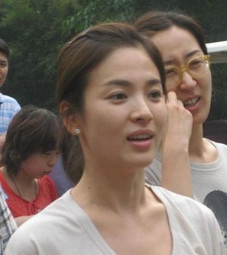 楊冪進軍營純素顏引熱議 允兒IU樸信惠宋慧喬等韓女星素顏也美翻【組圖】