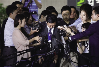 2015年8月3日，辛東彬在金浦機場向國民致歉。（資料圖片）
