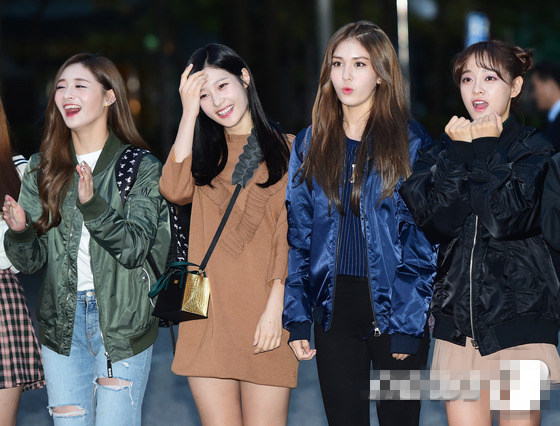 Apink、GOT7、防彈少年團現身“上班路” 王嘉爾愛心發射可愛帥氣【組圖】