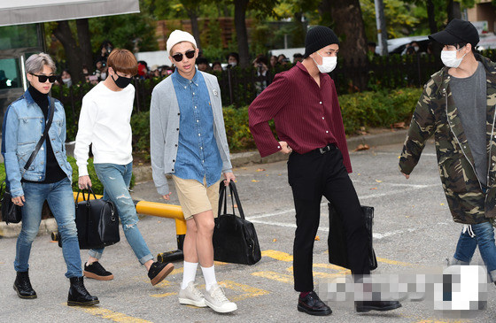 Apink、GOT7、防彈少年團現身“上班路” 王嘉爾愛心發射可愛帥氣【組圖】