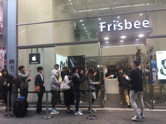 iPhone7今日韓國正式發售 “果粉”徹夜排隊爭相購買【組圖】      