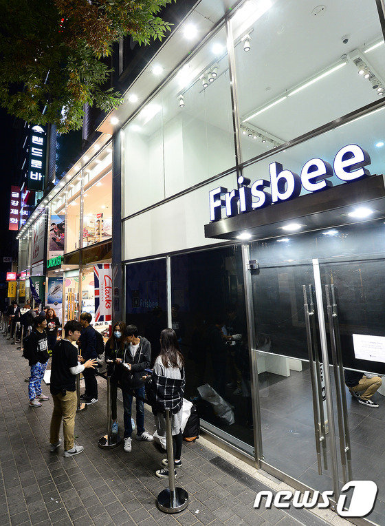 iPhone7今日韓國正式發售 “果粉”徹夜排隊爭相購買【組圖】      