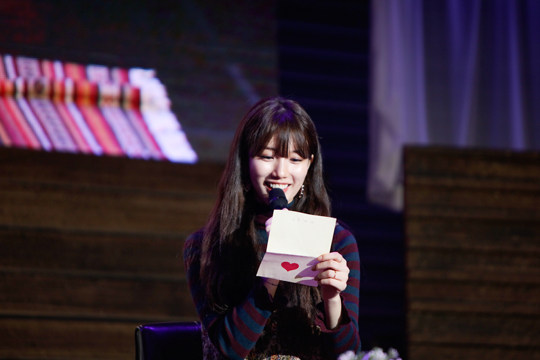 李敏鎬女友秀智舉辦首場粉絲見面會 淚灑舞臺氣氛溫馨【組圖】