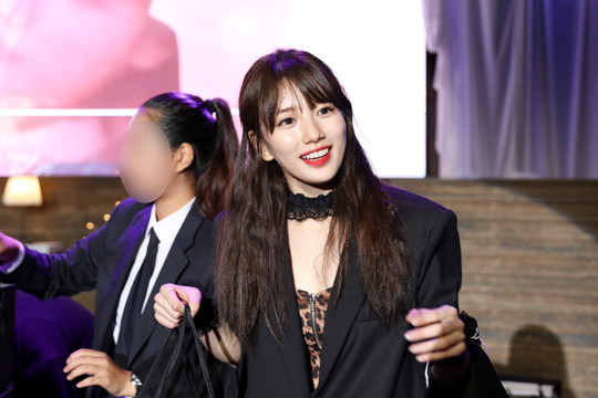 李敏鎬女友秀智舉辦首場粉絲見面會 淚灑舞臺氣氛溫馨【組圖】