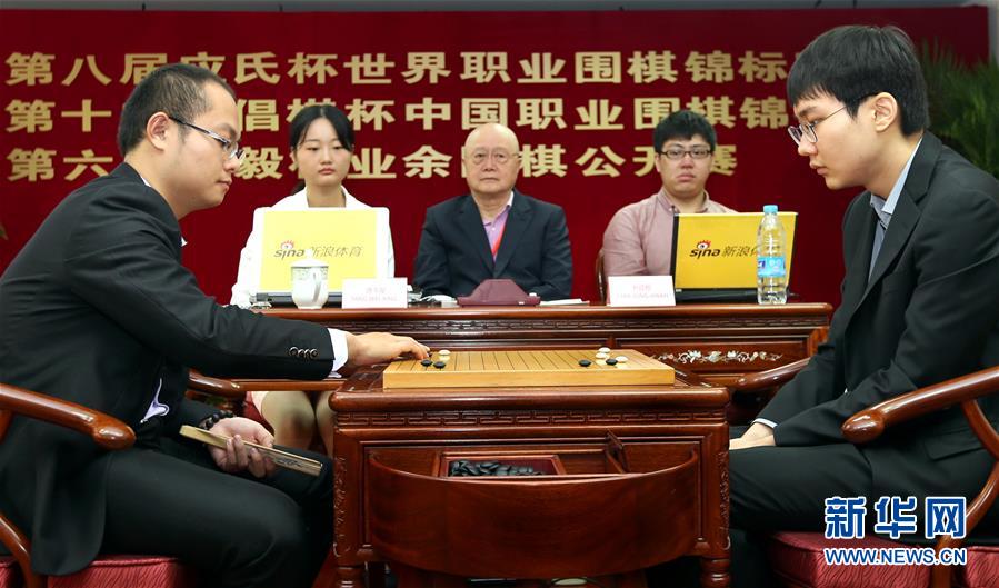 中國棋手唐韋星（左一）與韓國棋手樸廷桓（右一）在比賽中對弈。