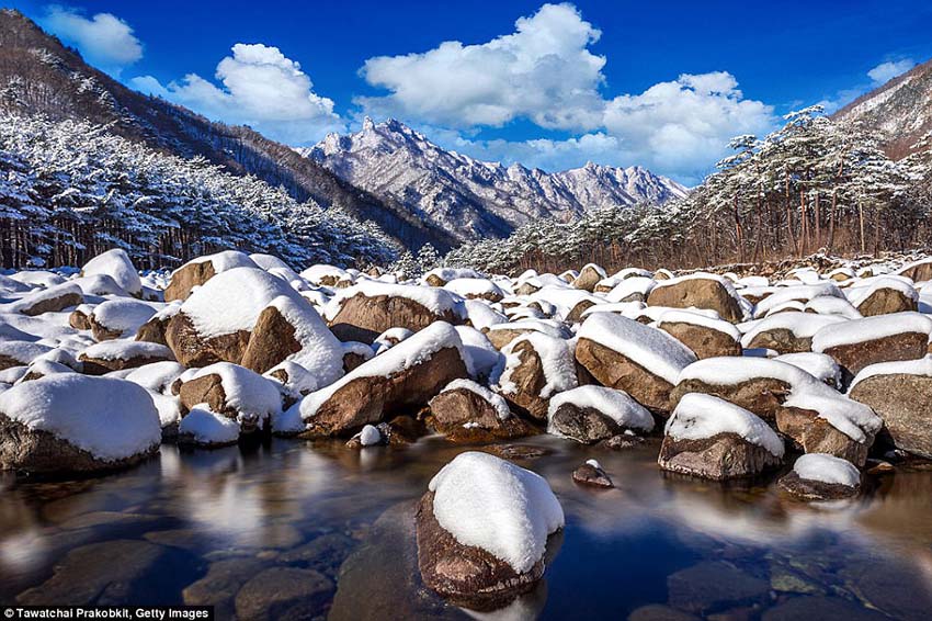 韓國雪岳山是一個國家公園，擁有“令人嘆為觀止的多山地勢”，頂峰高達5,600英尺。