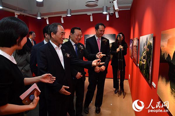 《2019歡樂春節——中韓旅游圖片展》開幕式18日在首爾中國文化中心舉行。