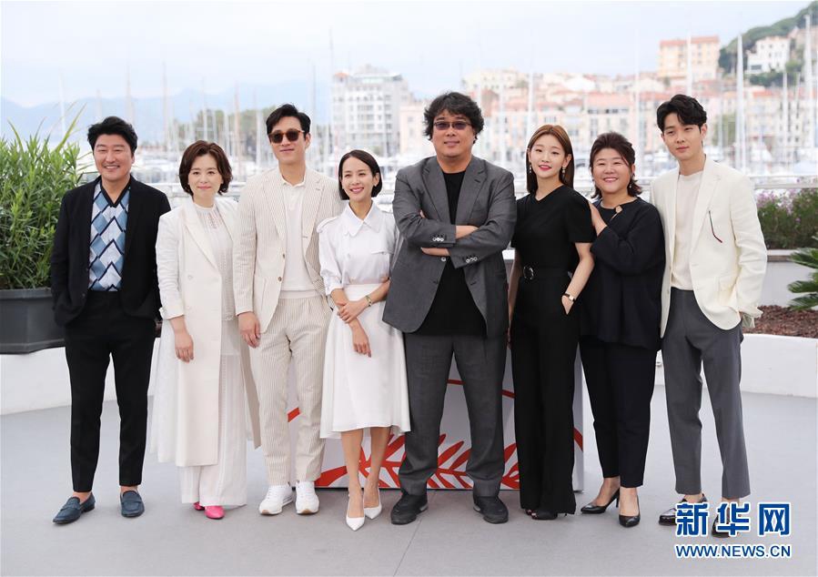 5月22日，在法國戛納，韓國導演奉俊昊（右四）攜主創人員出席拍照式。 影片《寄生蟲》將與其他20部主競賽單元影片競逐本屆戛納電影節最高獎——金棕櫚獎。 新華社記者高靜攝