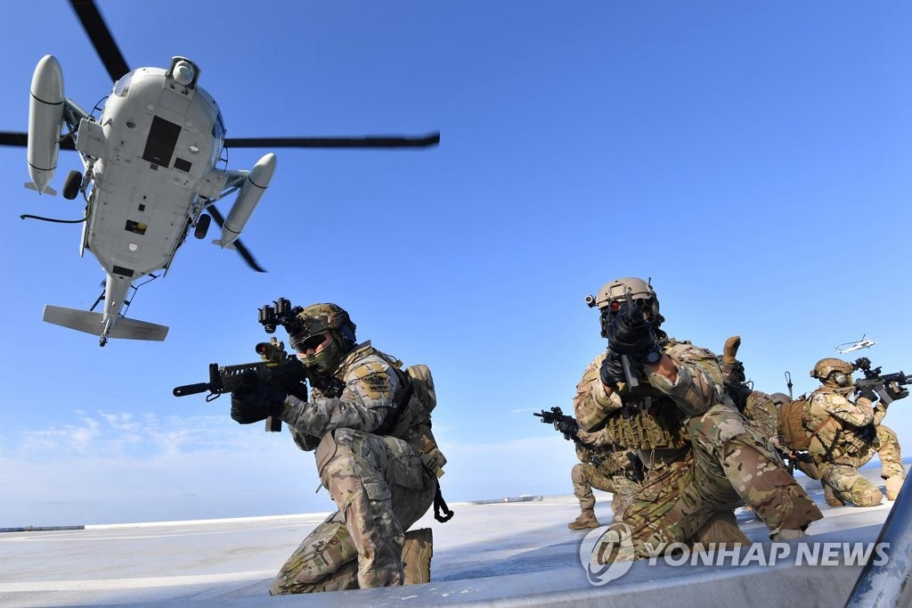 D825nطNʿ(UDT/SEAL)ĺϙCֱC(UH-60)ϽڪuMн