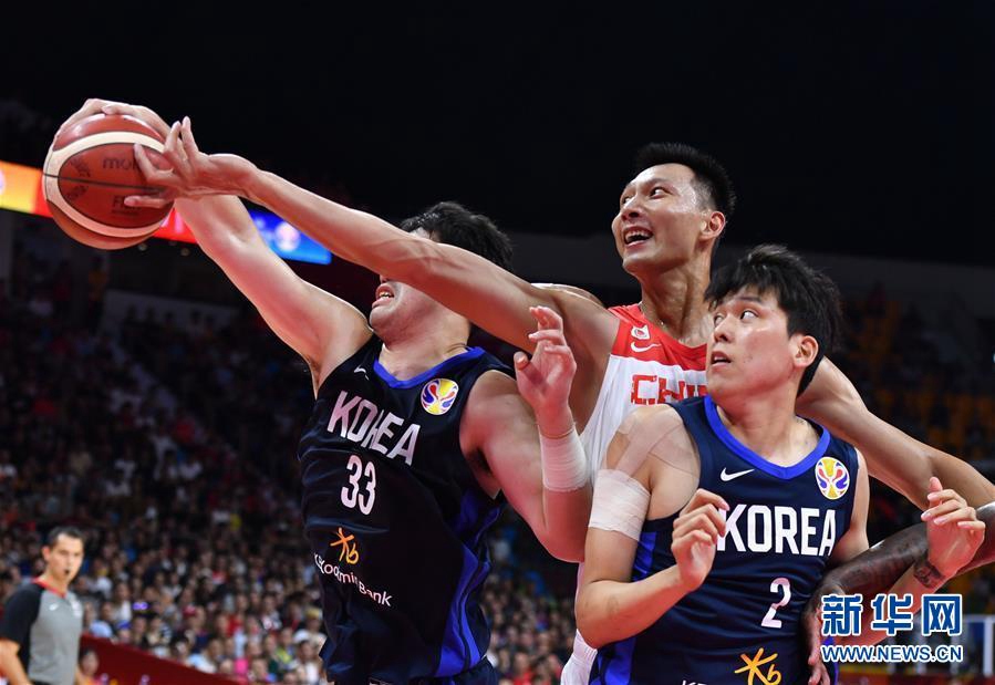 新華社照片，廣州，2019年9月6日 （籃球世界杯）（56）籃球——小組賽第二階段：中國隊勝韓國隊 9月6日，中國隊球員易建聯（中）在比賽中與韓國隊球員李承鉉（左）、崔俊龍拼搶。 新華社記者賀長山攝