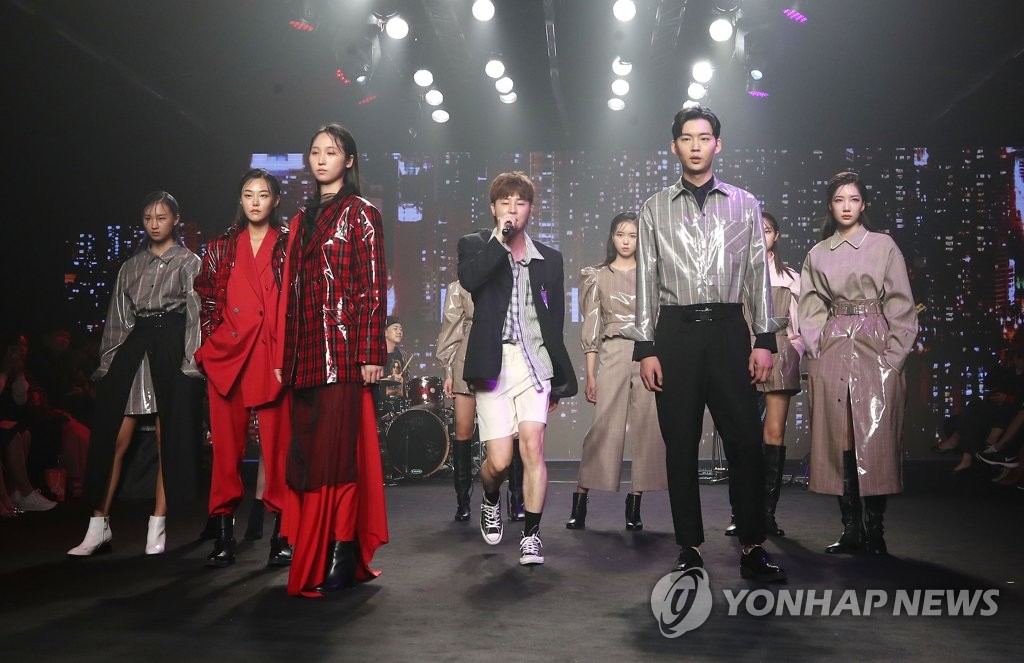 人民網訊 當地時間10月24日下午，“Fashion KODE 2020 S/S”時裝秀在首爾城東區拉開帷幕。在紀念韓國電影100周年之際，為精彩演繹“時尚+電影”的主題秀，模特們身穿春夏復古風格的服飾，在T臺上表演。（圖片來源：韓聯社）