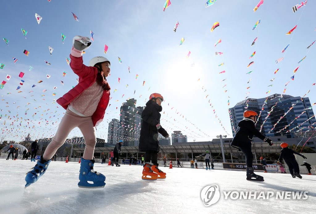 12月14日，韓國市民享受著滑冰的樂趣。