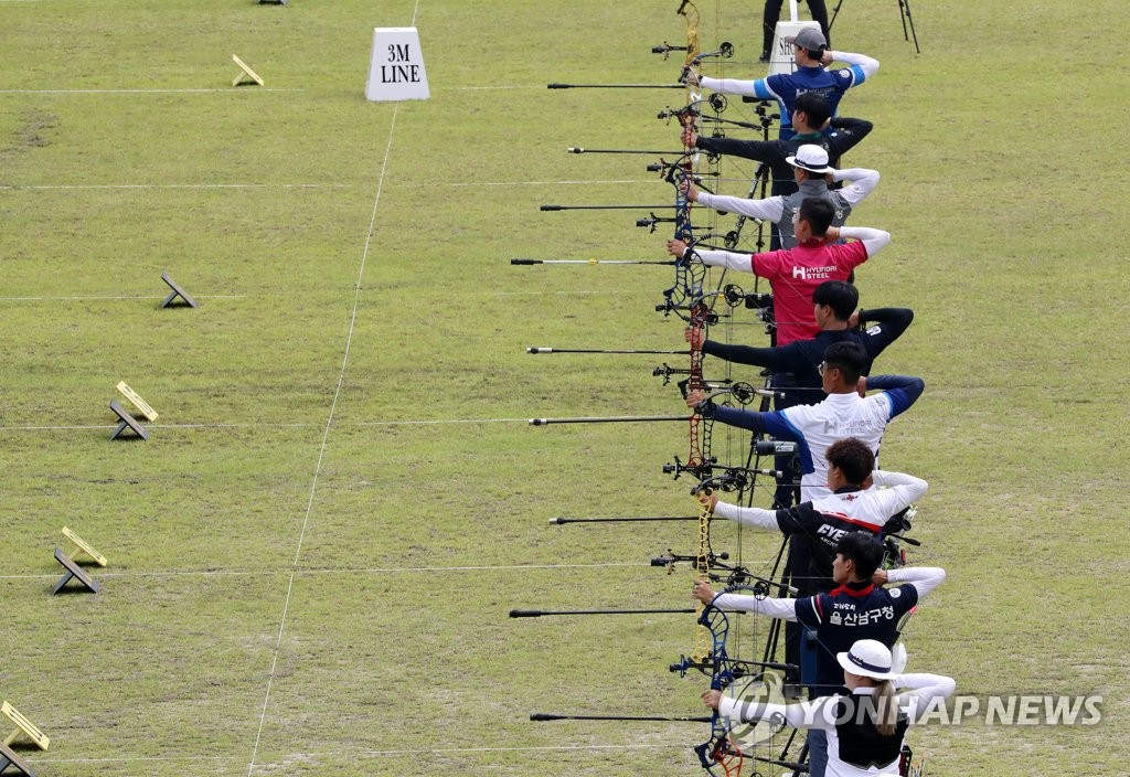 17日，在國家射箭代表選拔賽中，選手們正在拉弓。