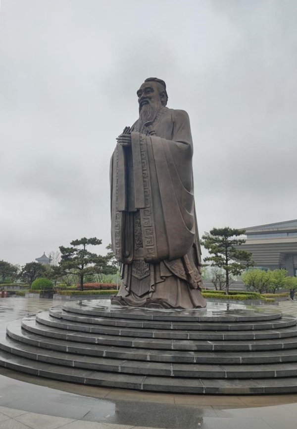 孔子博物館前的孔子雕像。人民網 李正攝