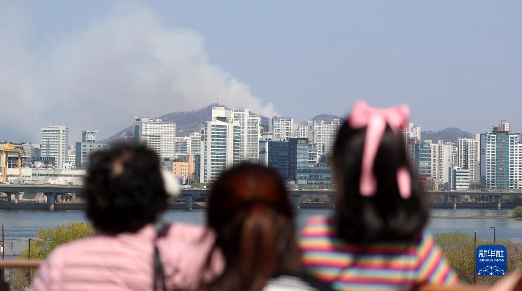 4月2日，市民在韓國首爾市眺望遠處發生山火的仁王山。新華社/紐西斯通訊社