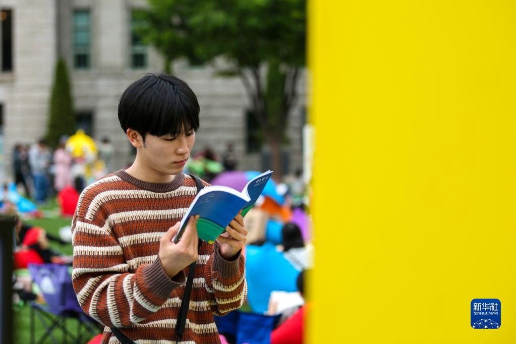 4月23日，一名男子在韓國首爾廣場上閱讀圖書。新華社記者 王益亮 攝
