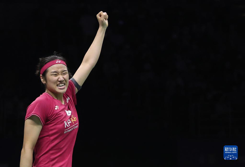 當日，韓國隊選手安洗瑩在女單比賽后慶祝勝利。她以2比0戰勝日本隊選手山口茜。新華社記者 賈浩成 攝