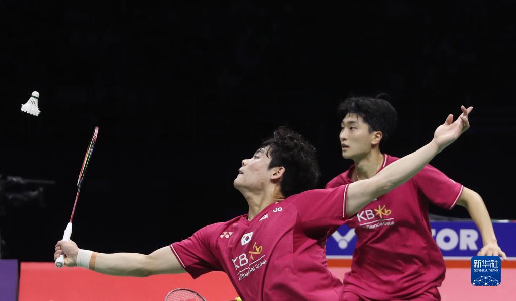 當日，韓國隊組合金元昊/羅星升（左）在男雙比賽中，他們以2比0戰勝馬來西亞隊組合謝定峰/蘇偉譯。新華社記者 賈浩成 攝