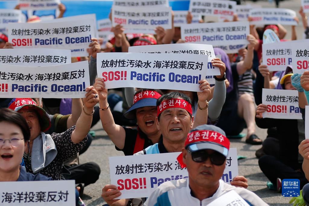 7月26日，在韓國全羅南道寶城郡沿海一帶，韓國漁民手持標語參加集會活動，抗議日本核污染水排海。新華社記者 王益亮 攝