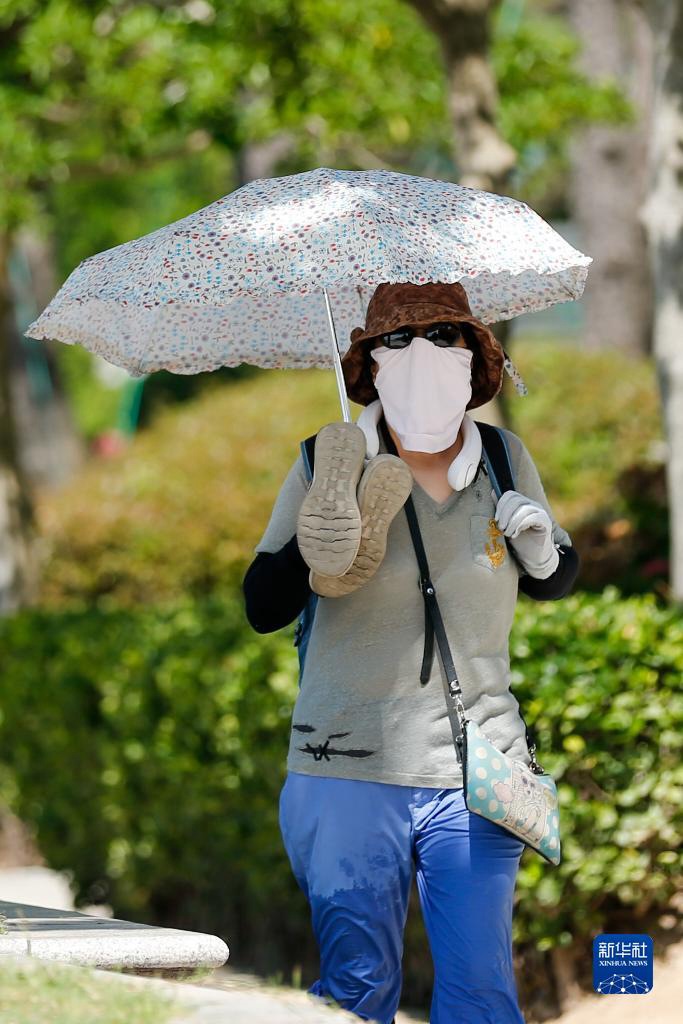 8月3日，市民撐傘走在韓國釜山街頭。新華社記者 王益亮 攝