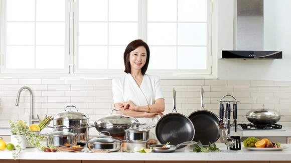  在2023年的韓國第一品牌大獎評選中，廚具品牌Cookcell榮獲“2024年值得中國消費者期待的韓國品牌獎”?！?#13;                     2023年11月6日至11月19日，1700萬名中國消費者通過網絡問卷投票方式參與評選。其中，Cookcell獲得了80273名消費者的投票，獲得綜合指數4.4分（滿分5分），位居廚具品牌排行榜榜首。                     韓國BLACKCUBE公司旗下的廚具品牌Cookcell，憑借其高質量產品和超高性價比，備受消費者青睞。BLACKCUBE目前已入駐韓國各大百貨商店、大型超市和電商平臺，在韓國電視購物節目中累計銷售額突破1800億韓元（約合人民幣9.94億元）。目前，Cookcell已將產品出口至美洲、歐洲、東南亞等地區的20多個國家，月度出口數量達40萬件。 