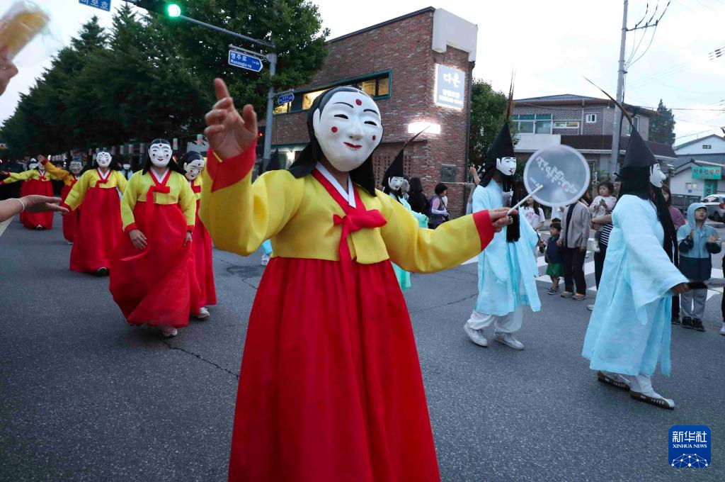 6月8日，韓國江陵民眾在一年一度的民俗聯歡上展示假面舞。