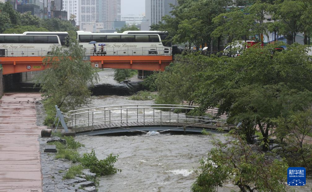 7月18日，由于持續降雨，韓國首爾的清溪川水位即將沒過橋面。