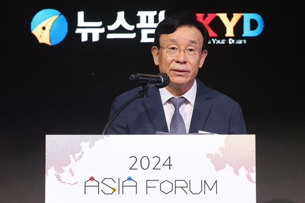 韓國紐斯頻通訊社會長閔炳福致開幕詞。圖源：紐斯頻通訊社