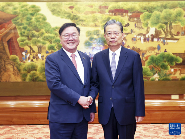 9月19日，全國人大常委會委員長趙樂際在北京會見韓國國會韓中議員聯盟會長金太年一行。新華社記者 劉衛兵 攝