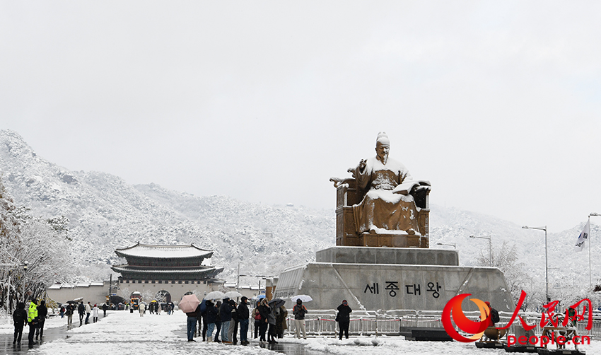 圖為韓國首爾降下第一場雪后的光化門廣場。人民網 李帆攝