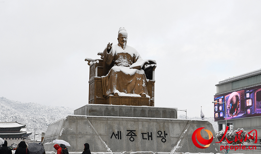圖為初雪后的世宗大王銅像。人民網 李帆攝