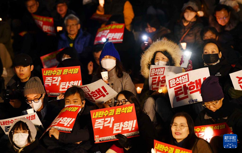 12月4日，人們在韓國首爾舉行集會，要求總統尹錫悅下臺。新華社發（全休相攝）