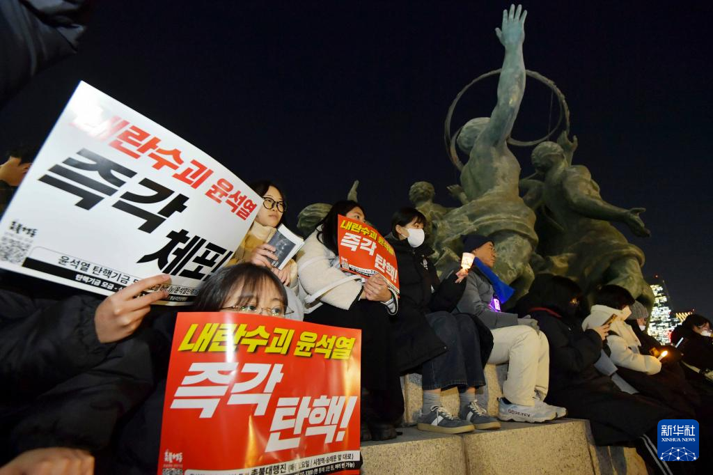 12月4日，人們在韓國首爾舉行集會，要求總統尹錫悅下臺。新華社發（全休相攝）