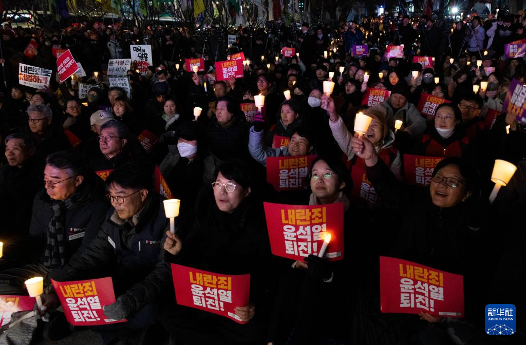 12月4日，人們在韓國首爾舉行集會，要求總統尹錫悅下臺。新華社發（全休相攝）