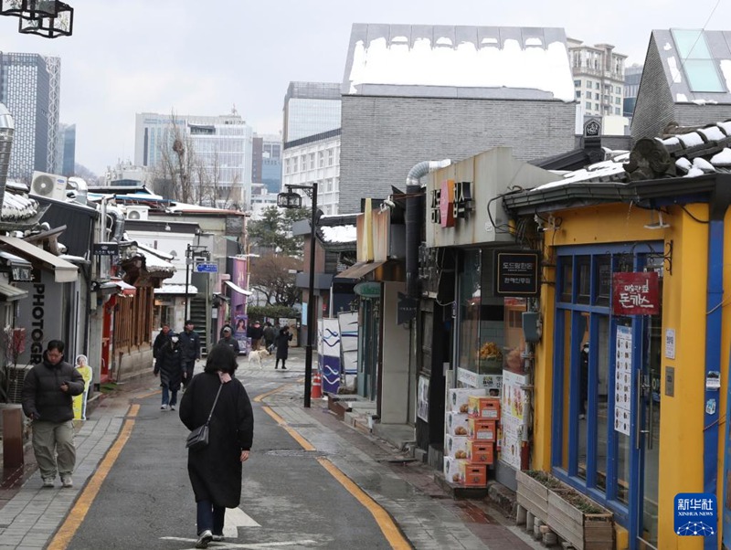3月18日，在韓國首爾街頭，三清洞一帶的屋頂覆蓋著積雪。