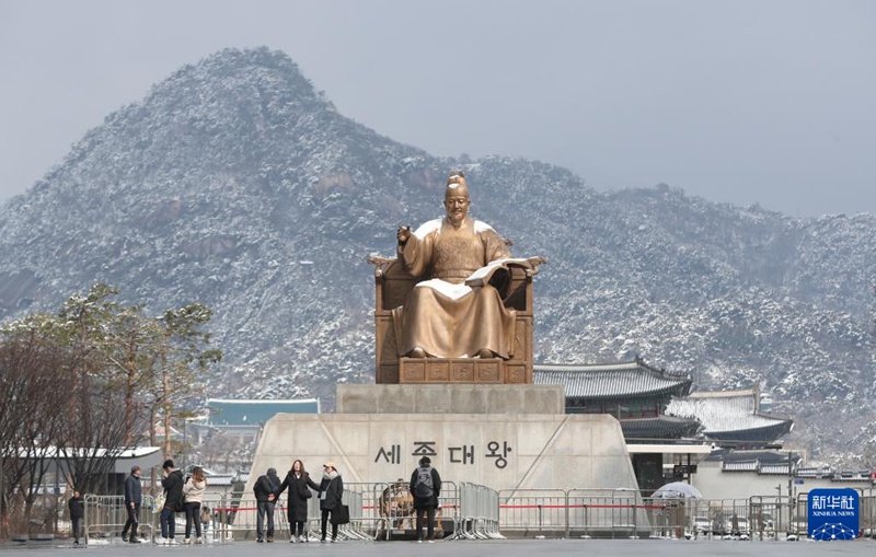 3月18日，人們在韓國首爾光化門廣場參觀。