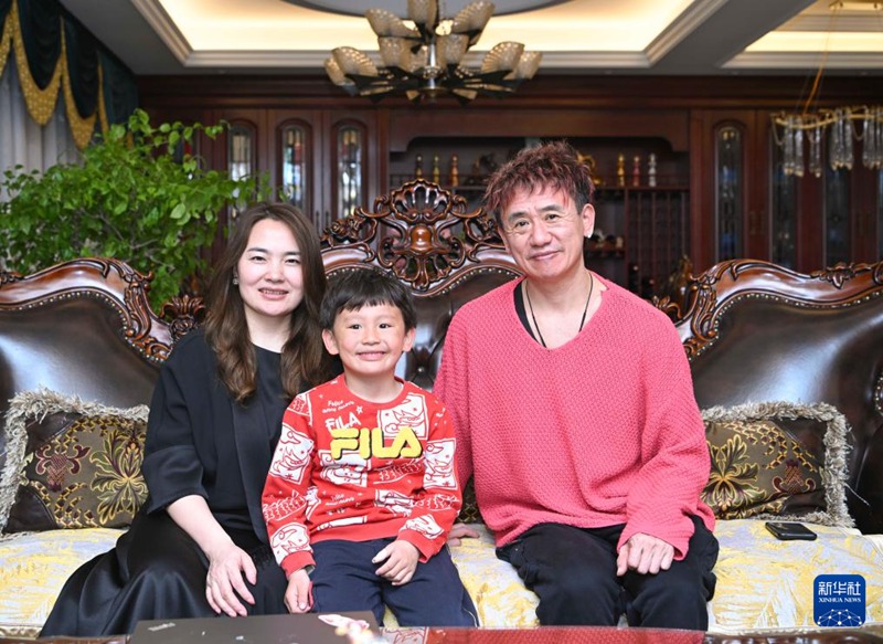 安鐘旭夫婦與小兒子一起在位于烏魯木齊市城區的家中合影（3月18日攝）。
