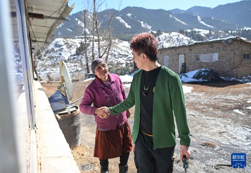 在烏魯木齊南郊，安鐘旭邀請鄰居到家中做客（3月18日攝）。