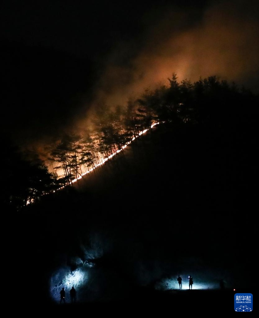 這是3月27日晚拍攝的韓國慶尚北道青松郡山火現場。