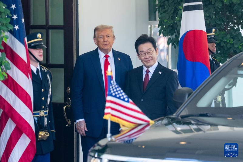 8月25日，美國總統特朗普（左二）在華盛頓白宮歡迎韓國總統李在明（右二）。