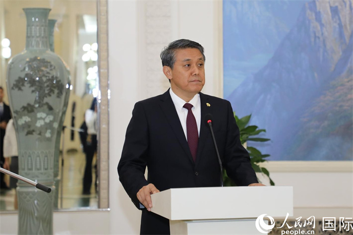 圖為王亞軍大使在招待會前致辭。 人民網記者 劉融攝