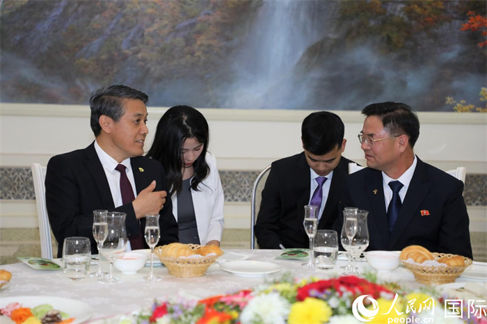 圖為王亞軍大使與金承燦委員長親切交談。 人民網記者 劉融攝