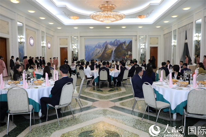 9月30日晚，朝鮮對外文化交流協會和朝中友好協會在平壤玉流館舉行招待會，慶祝中華人民共和國成立76周年。 人民網記者 劉融攝