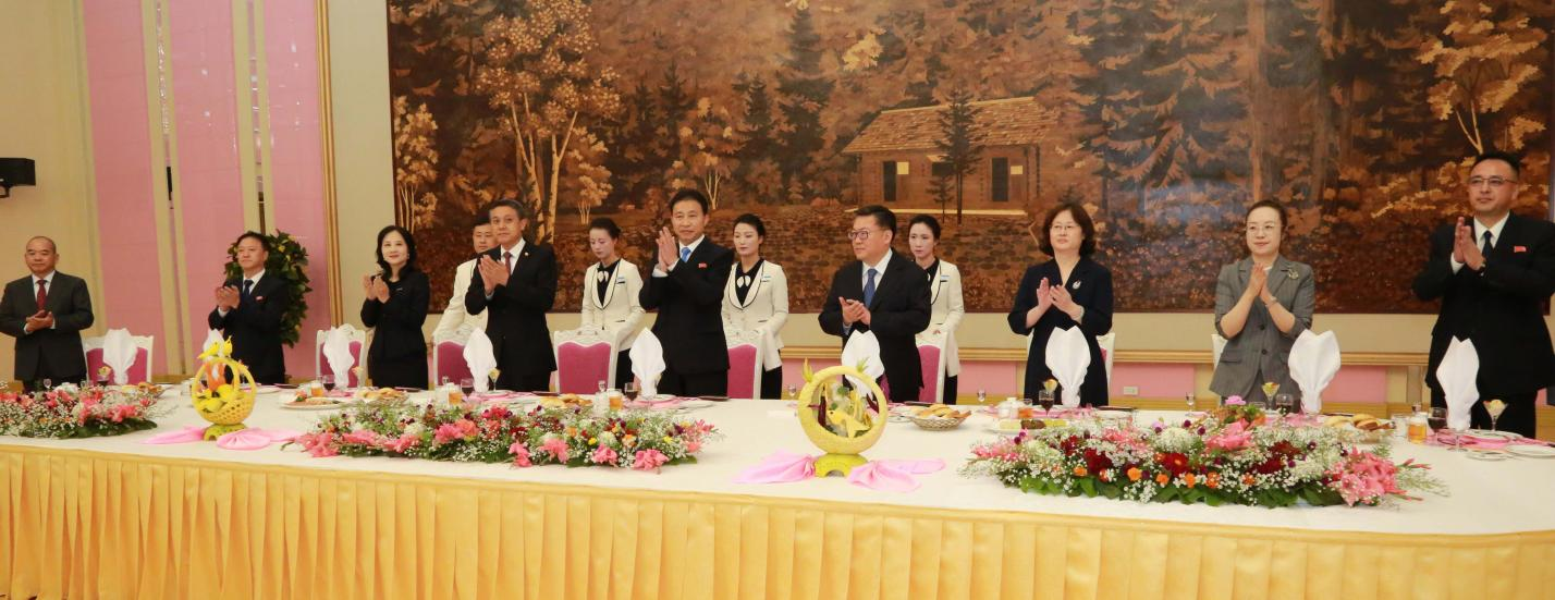 10月7日晚，朝鮮文化省在羊角島飯店為中國上海藝術團舉行歡迎宴會。中國駐朝鮮使館供圖