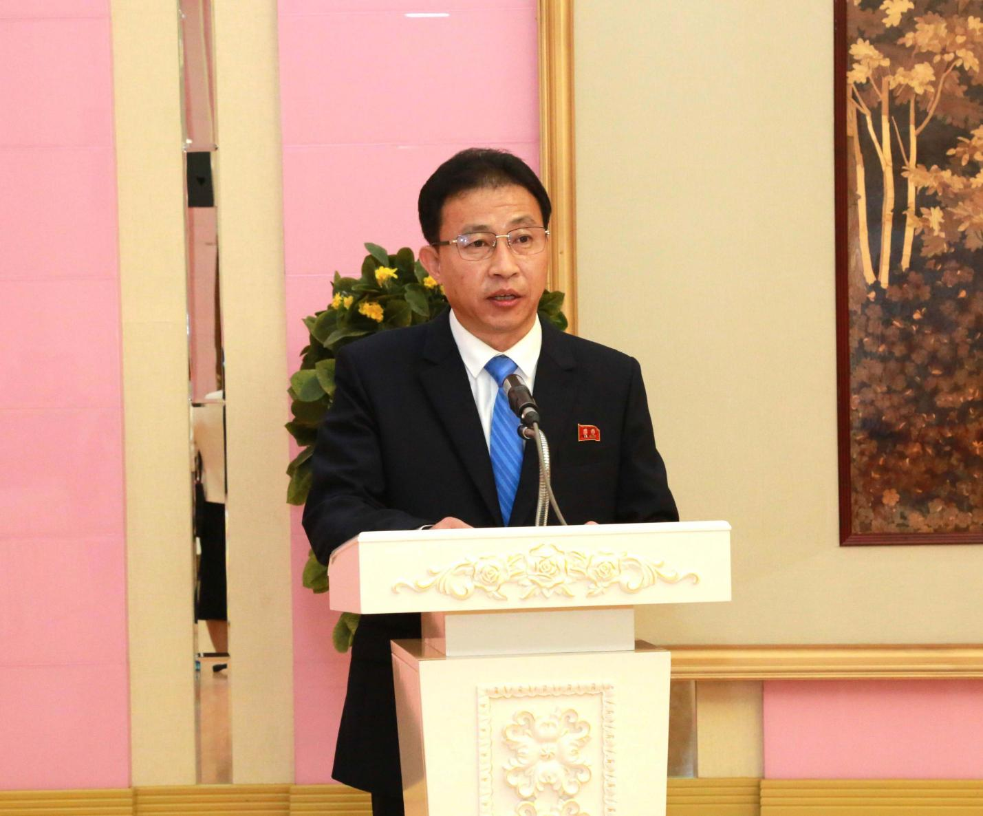 圖為朝鮮文化省副相樸京哲在宴會上致辭。 中國駐朝鮮使館供圖