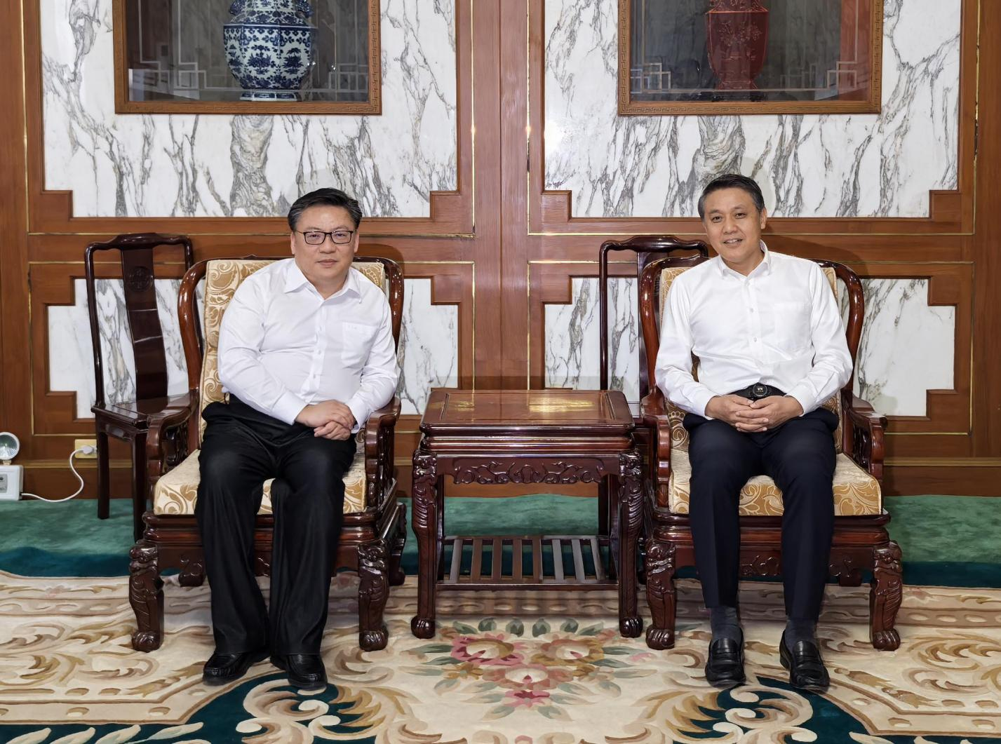 10月8日，中國駐朝鮮大使王亞軍會見中國上海藝術團副團長、上海市委常委、宣傳部部長趙嘉鳴。中國駐朝鮮使館供圖