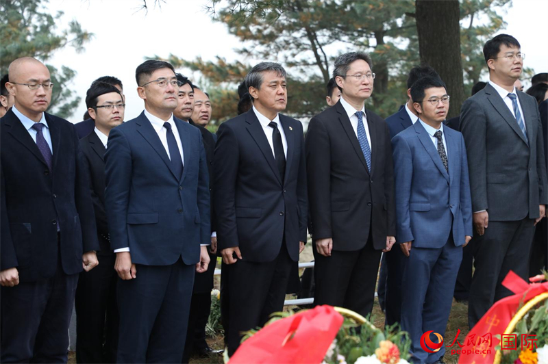 當地時間10月22日，中國駐朝鮮使館祭掃洗浦中國人民志愿軍烈士陵園。 人民網記者 劉融攝