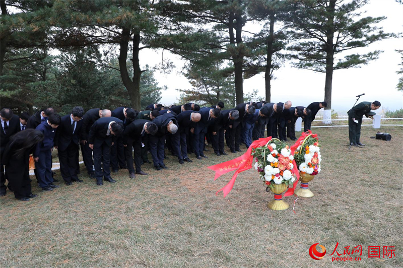 全體人員在墓碑前整齊肅立，鞠躬默哀。 人民網記者 劉融攝
