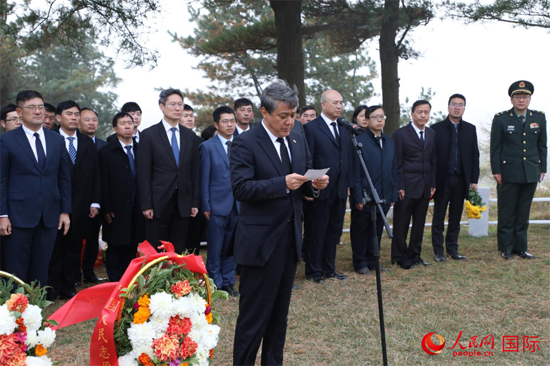 王亞軍大使代表全體人員誦讀祭文。 人民網記者 劉融攝